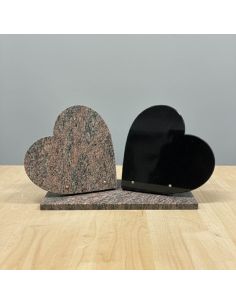 Plaque funéraire bi-colore en forme de deux cœurs, granit rose et noir, prête pour une gravure personnalisée.