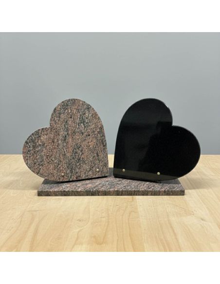 Plaque funéraire bi-colore en forme de deux cœurs, granit rose et noir, prête pour une gravure personnalisée.
