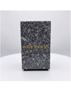 Urne cinéraire rectangulaire en pierre calcaire claire beige, finition mate, pour columbarium ou monument.