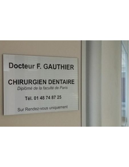 Plaque professionnelle 20x30mm standard fond or brossé  , écriture noire 20x30 cm